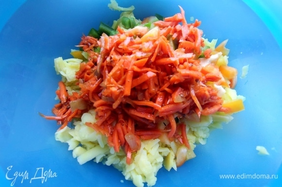 Добавить тертую морковь или морковь по-корейски (у меня домашний вариант).