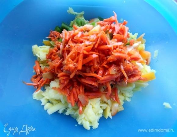Добавить тертую морковь или морковь по-корейски (у меня домашний вариант). 