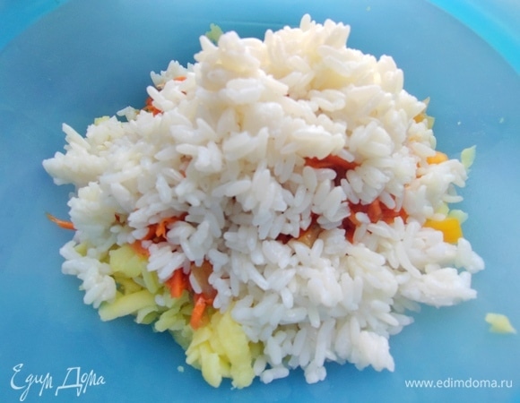 Всыпать готовый рис.