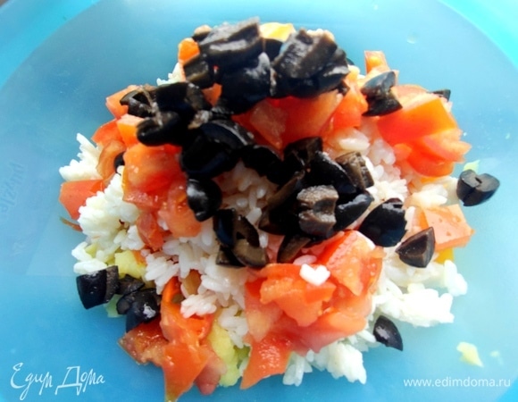 Нарезать помидор и маслины.