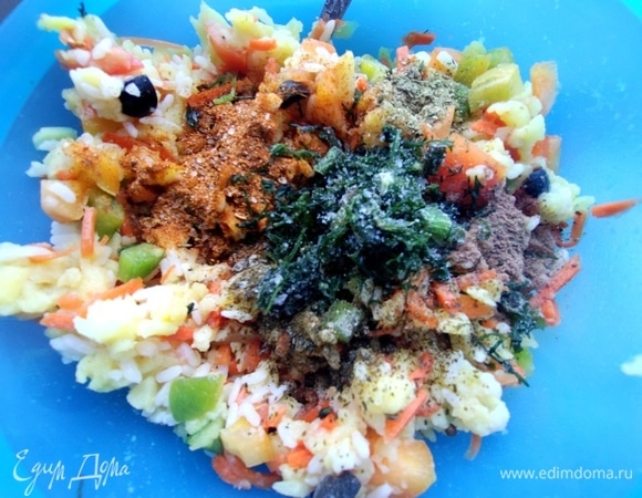 Добавить специи и рубленый укроп.