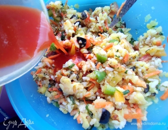 Влить томатный сок или сметану, чтобы связать массу.