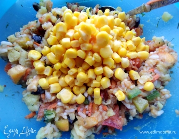 Добавить кукурузу. 