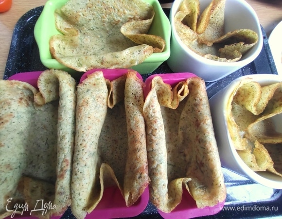 Смазать маслом формочки и застелить блинами. 