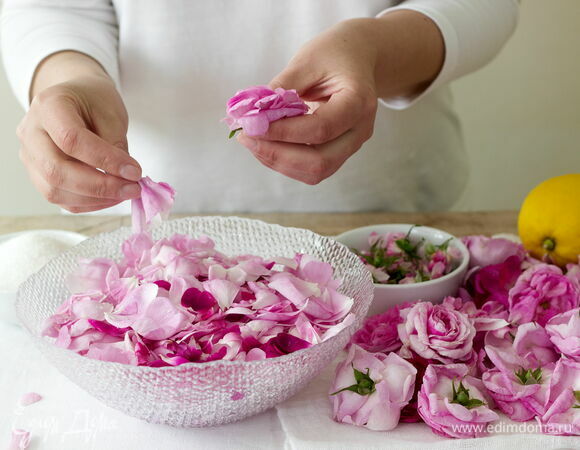Соберите цветочные лепестки. Лучше делать это до того, как цветок наберет полную силу. Идеальное время — период формирования цветка. В зависимости от сорта шиповника время сбора может приходиться на начало или середину июня.