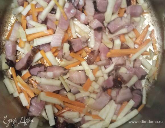 Лук мелко шинкую. Картофель, морковь и корень сельдерея нарезаю брусочками. Также режу грудинку. И обжариваю грудинку в кастрюле с толстым дном на растительном масле, постоянно помешивая, 5 минут. Добавляю морковь, лук и сельдерей и готовлю, продолжая помешивать, 4 минуты.
