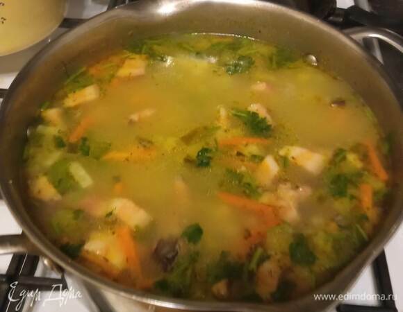 Вливаю в кастрюлю горячий бульон, добавляю перловку, довожу до кипения и варю на маленьком огне 20 минут. Добавляю картофель и варю до готовности картофеля. Тем временем нарезаю огурцы соломкой, кладу в сотейник, вливаю рассол, довожу до кипения и снимаю с огня. Добавляю в рассольник огурцы вместе с отваром, лавровый лист и 4 горошины перца. Если необходимо, можно посолить по вкусу. Варю 10 минут.