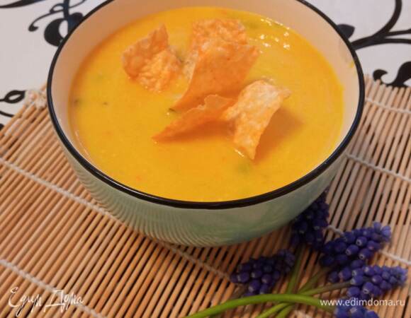 Подаем, украсив чипсами. Приятного аппетита!