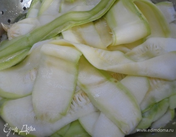 Нарежьте цукини/кабачки тонкими пластинами и уложите их слоями, пересыпая каждый солью, в дуршлаг. Сверху поместите груз и поставьте все в чашу, куда будет стекать жидкость. Я забыла сфотографировать всю эту конструкцию и вспомнила, когда уже стала разбирать полоски для укладки в форму для выпечки :)