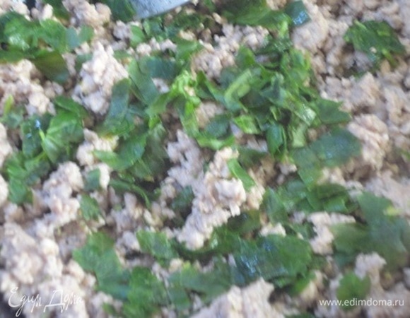 Для мясного соуса в сотейнике разогрейте масло на среднем огне, добавьте рубленый чеснок. Через минуту увеличьте нагрев и добавьте свиной (или любой другой) фарш. Помешивайте, разбивая образующиеся комки. Слегка посолите, добавьте петрушку и продолжайте готовить до выпаривания жидкости.