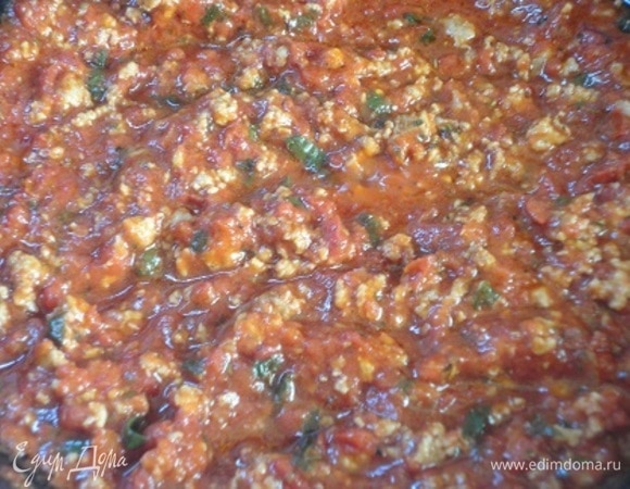 Добавьте протертые помидоры, доведите соль до нужного вкуса, поперчите и тушите на медленном огне до готовности мяса. Время зависит от того, какое мясо вы используете. В готовый соус добавьте по вкусу листья базилика. На этапе еще жидкого состояния отделите часть без мяса для смазывания дна формы и верха лазаньи.