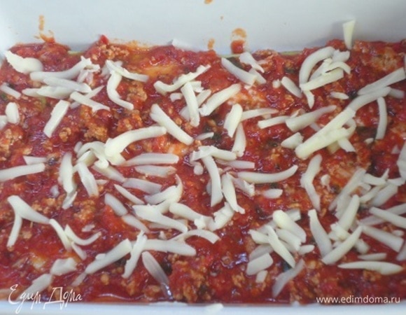 Для сборки лазаньи дно формы для запекания смажьте томатным соусом (без кусочков мяса) и выложите первый слой цукини/кабачков, смажьте белым соусом (бешамель), затем покройте мясным соусом о посыпьте небольшим количеством моцареллы, не переусердствуйте :)