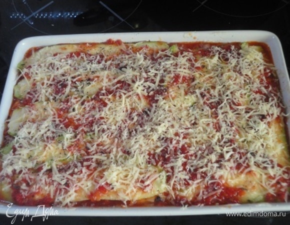 Самый верхний слой смажьте соусом без мяса и посыпьте тертым твердым сыром. Запекайте 35–45 минут при 190°C.