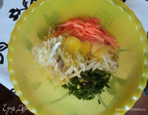 В овощи вбиваем яйца, солим, перчим по вкусу и тщательно перемешиваем.
