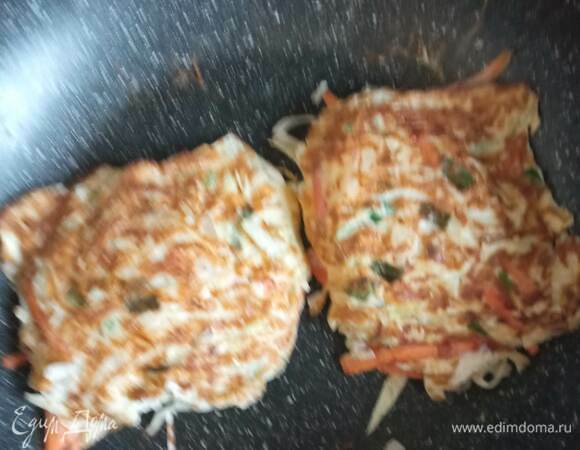 Выкладываем смесь на сковороду с разогретым сливочным маслом, формируем прямоугольник, который потом делим пополам. Должны получиться два квадрата по размеру кусков хлеба. К сожалению, фотография получилась плохая, но без нее может быть непонятно, как должно выглядеть. Обжариваем с двух сторон до румяной корочки.