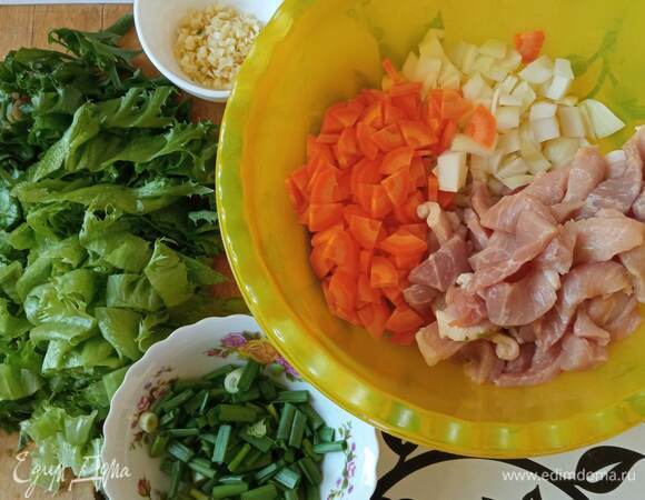 Свинину режем тонкими полосками, лук мелко шинкуем, морковь режем тонкими кружочками, а потом на четвертинки, листья салата — на полоски, зеленый лук — достаточно крупными кусками, чеснок мелко рубим.