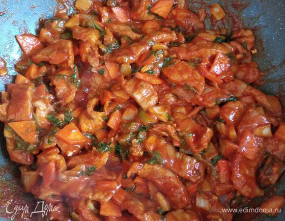 В сковороде разогреваем растительное масло, выкладываем смесь с мясом и жарим, постоянно помешивая. Затем накрываем сковороду крышкой, уменьшаем огонь до минимума и тушим 20 минут.