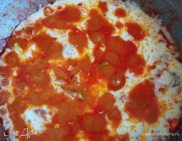 Подаем с вареным (без соли!) рисом, посыпав зеленым луком. К блюду подаются корейские панчаны (куда уж без них). У меня это кимчи и маринованный дайкон. Мой рецепт кимчи можно найти здесь: https://www.edimdoma.ru/retsepty/150807-kimchi дайкона здесь: https://www.edimdoma.ru/retsepty/151869-marinovannyy-daykon-tanmudzhi. Приятного аппетита!