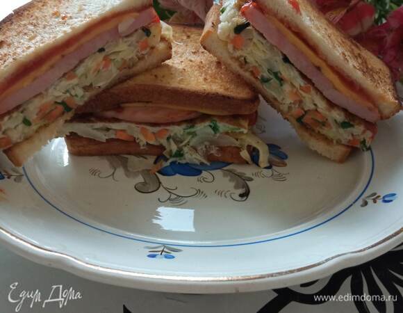 Вкусный корейский сэндвич готов. Можно есть как в теплом, так и в холодном виде. Приятного аппетита!