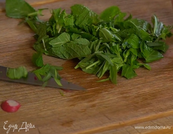 Мяту и тархун порезать довольно крупно.