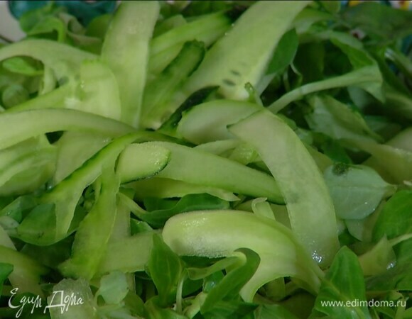 В глубокую миску выложить корн, нарезанные огурцы, редис и зелень, все перемешать.