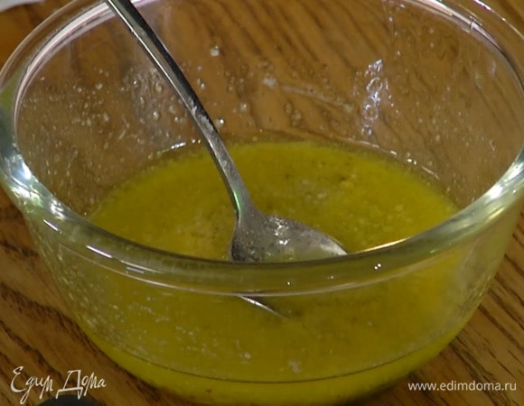 Приготовить заправку: из половинки лимона выжать сок, соединить с горчицей и оливковым маслом, посолить, поперчить и перемешать.