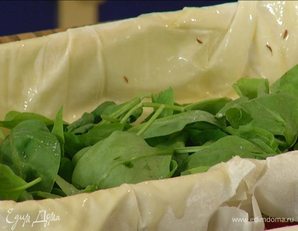 Выложить в форму часть шпината, посолить.