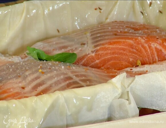 Рыбу посолить и поперчить со всех сторон, уложить на шпинат и посыпать цедрой, сверху разложить веточки тимьяна и оставшийся шпинат.