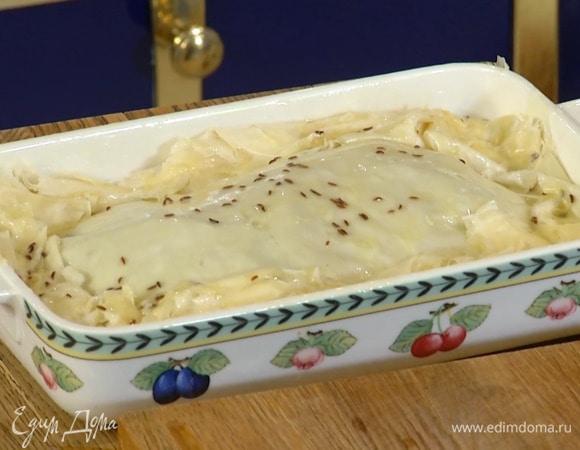 Накрыть все двумя листами фило, смазать сливочным маслом, затем выложить еще два листа фило, смазать маслом, подвернуть свешивающиеся края в форму и еще раз смазать пирог маслом.