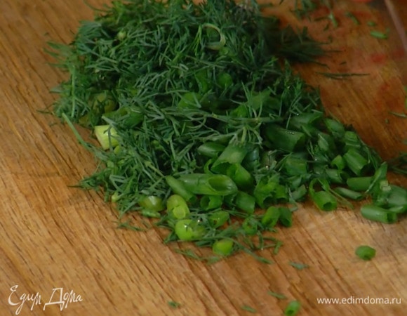 Зеленый лук тонко порезать наискосок.