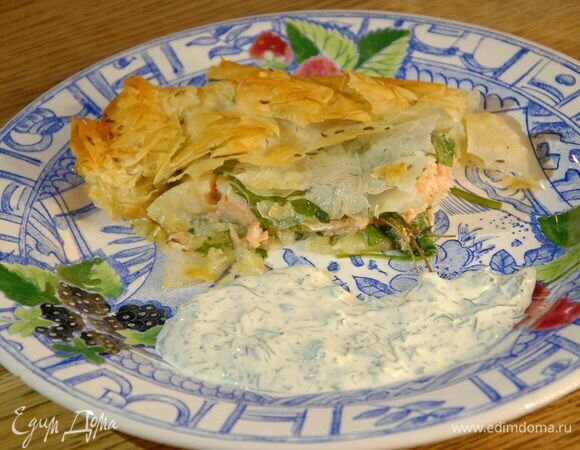 Подавать пирог с соусом.