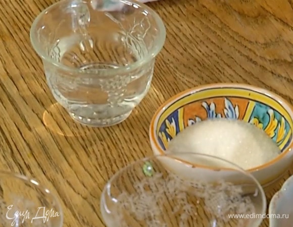 Желатин всыпать в кастрюлю, влить 70 мл холодной воды, перемешать и прогревать на маленьком огне до полного растворения.