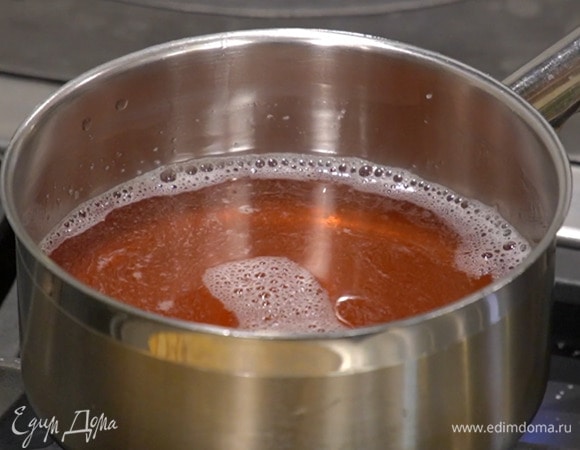 Влить вино и слегка прогреть, не доводя до кипения, затем снять с огня и дать немного остыть.