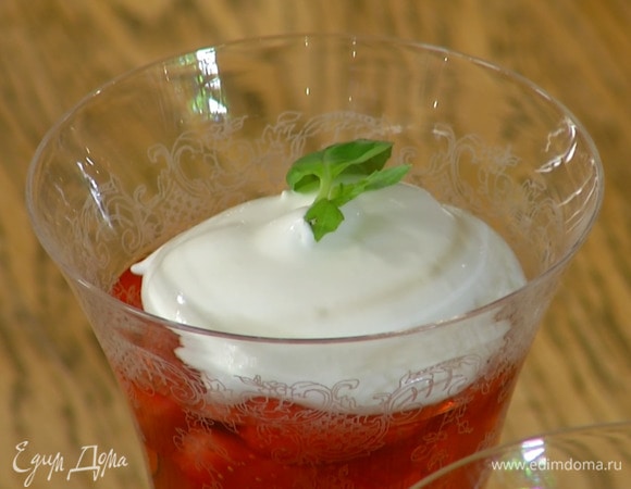 Охлажденные сливки взбить блендером с насадкой-венчиком и выложить на охлажденное желе, украсить десерт листьями базилика.