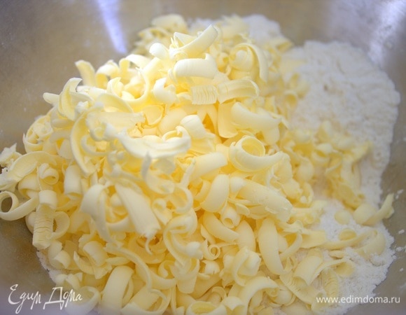 Натереть (или порубить ножом) замороженное масло в муку.