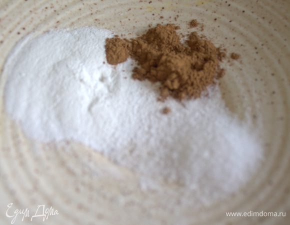 Смешать корицу, соль и разрыхлитель.