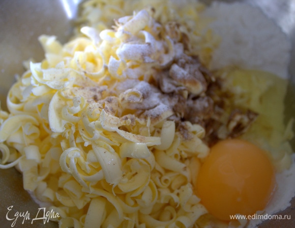 Всыпать в муку с маслом и вбить яйцо.