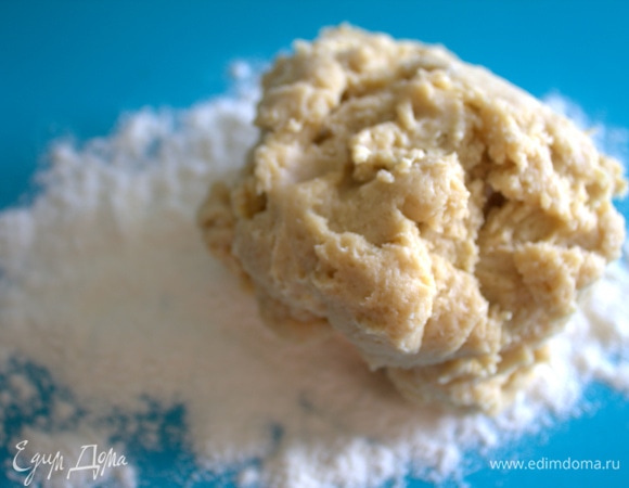 Собрать в комок на столе с мукой.