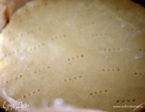 Размять тесто по дну формы (26 см в диаметре) с пергаментом. Бортики не делать. Дно наколоть вилкой. Поставить в холодильник на 30 минут или ненадолго в морозилку.