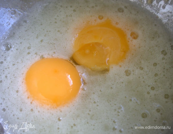 Взбить отдельно белки, отправить к ним желтки. Взбить снова.