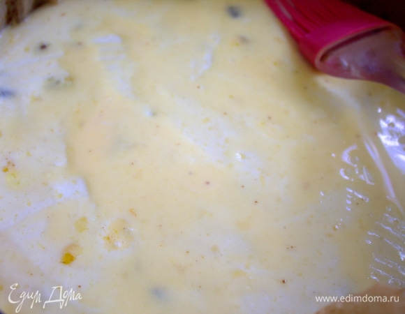 Смазать желтком со сливками (или сметаной).