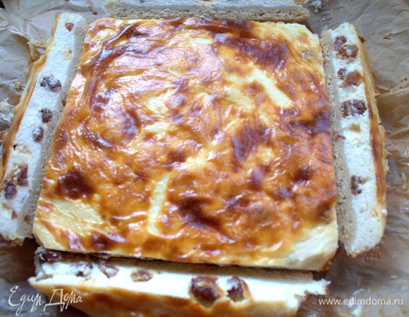 Так как ватрушка подается квадратиками, а форма круглая, я отрезала края.