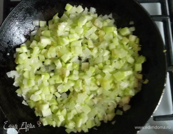 Кабачки моем, обсушиваем бумажными полотенцами и режем мелким кубиком. У меня кабачок был маленький и молодой, поэтому я его не чистила. Если кабачок не очень молодой, то лучше почистить и использовать части без семян. Лук мелко шинкуем. В сковороде разогреваем сливочное масло, обжариваем лук и кабачки 5 минут на среднем огне. Добавляем пропущенный через пресс чеснок. Снимаем с плиты и даем немного остыть.