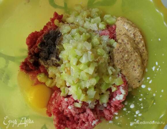 С хлеба срезаем корочки, мелко режем и замачиваем в молоке на 3–4 минуты. В миску выкладываем фарш, туда же кладем хлеб, кабачки, яйцо и горчицу. Тщательно перемешиваем в однородную массу, солим и перчим по вкусу.