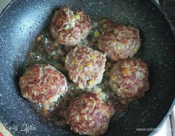 Жарим на смеси растительного и сливочного масел до румяной корочки. Разогреваем духовку до 180°C. Перекладываем поджаренные зразы в посуду для запекания и отправляем в духовку на 15 минут.