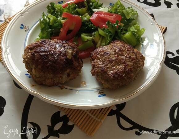 Тем временем готовим овощной салат по вашему вкусу. Вынимаем зразы из духовки и подаем с салатом. Приятного аппетита!