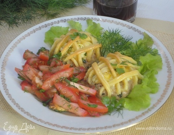 Подавайте со свежей зеленью и овощами.