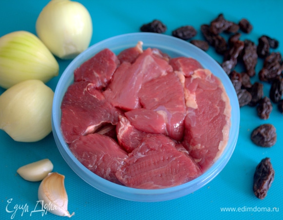 Еще понадобятся лук, чеснок, изюм и чернослив (или сливы).