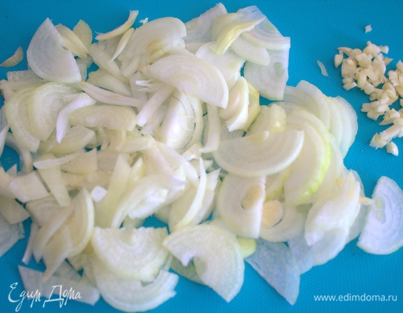 Чеснок измельчить, лук нарезать на четверти, затем поперек.