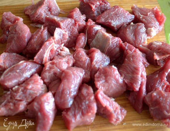 Нарезать мясо. Небольшие жилки и прослойки жира не вырезаем, т. к. при длительном томлении все станет мягким.